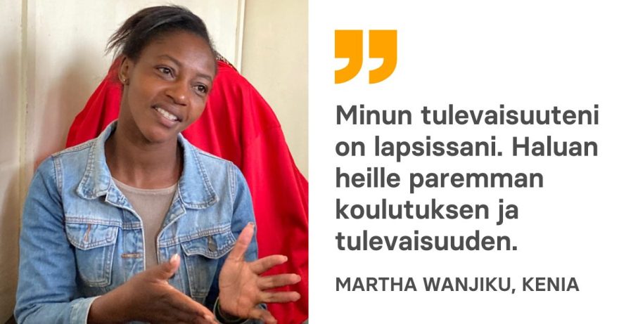 Nainen levittelee käsiään.