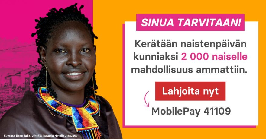 Nainen värikkäässä mekossa.