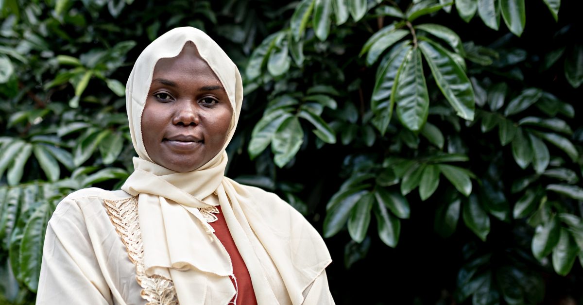 Nainen valkoinen huivi päässään.