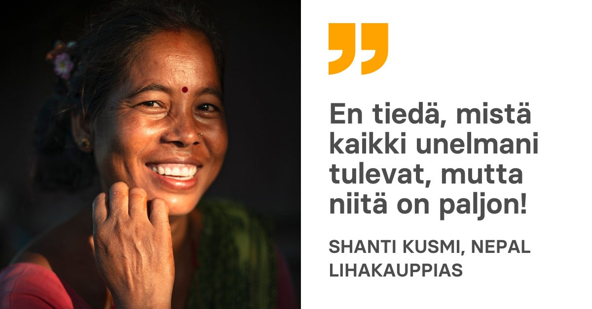 Nainen nojaa poskeensa hymyillen.