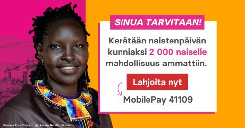 Nainen värikkäässä mekossa.