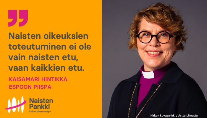 Naispiispa hymyilee.