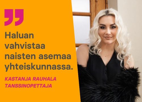 Vaaleahiuksinen nainen mustassa puvussa.