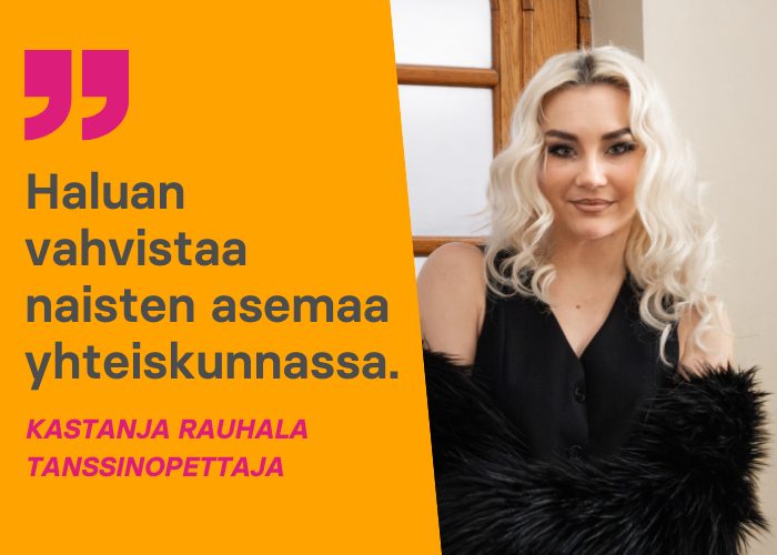 Vaaleahiuksinen nainen mustassa puvussa.