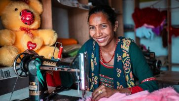 Nainen ja ompelukone.