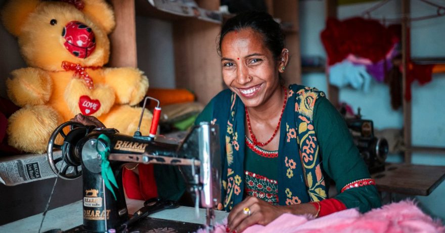 Nainen ja ompelukone.