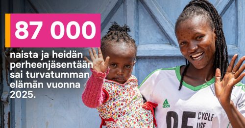 Nainen jolla on pieni lapsi sylissään vilkuttaa kameralle sekä tulosnosto.