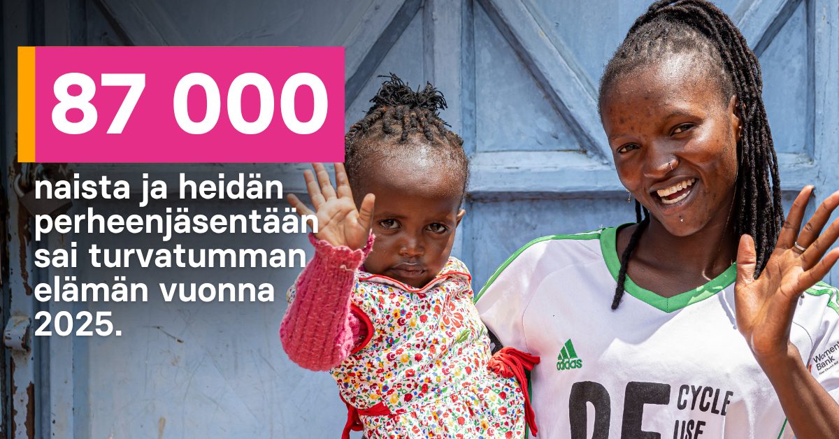 Nainen jolla on pieni lapsi sylissään vilkuttaa kameralle sekä tulosnosto.
