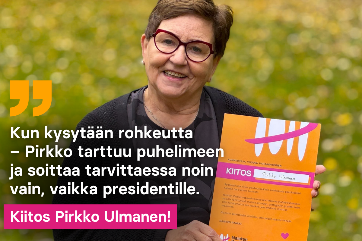 Nainen niityllä kunniakirja kädessään.